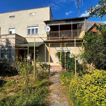 Продається будинок з великою ділянкою в центрі міста (від власника)