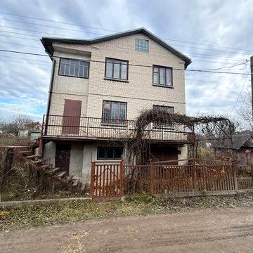 Компактний будинок з гаражем