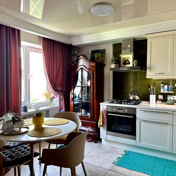 Менахем-Мендл Шнеєрсона вул. (Мініна), 5