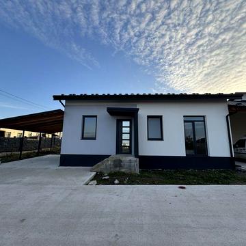 Продам будинок з паркомісцем та внутрішніми роботами+ділянка 3 сот