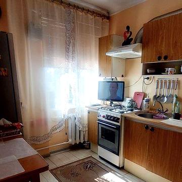 Здам двухкімнатну квартиру в районі площі з меблями і технікою