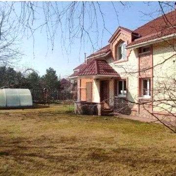 Дом кирпичный с бассейном сауной возле метро