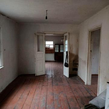 Продам земельну ділянку з будинком