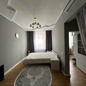 Віри Холодної пл., 3