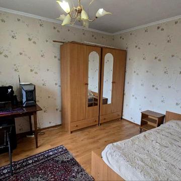 Євгена Чикаленка вул., 76а