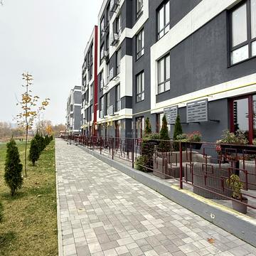 Грушевського вул., 12