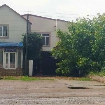 Великий  двоповерховий житловий будинок