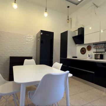 Продам 3 комнатную квартиру с ремонтом центр Старобазарный сквер