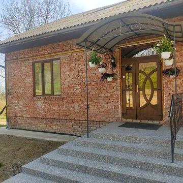 Продам хату з великою територією!