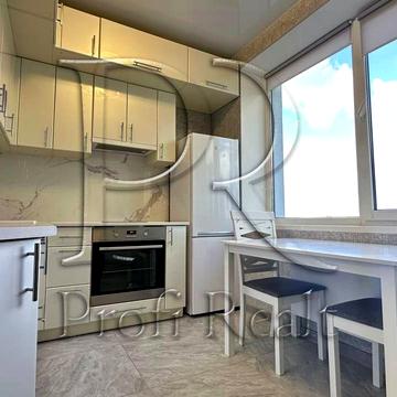 Героїв Небесної Сотні просп., 16/10