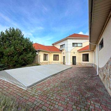 Долгосрочная аренда дома с бассейном в Совиньоне! Лучшая локация.