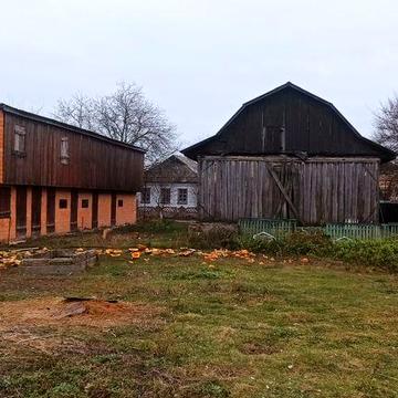 Продається участок з будинком з виходом на сусідню вулицю