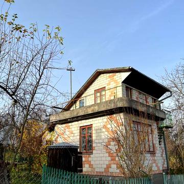 Дачний будинок з ділянкою