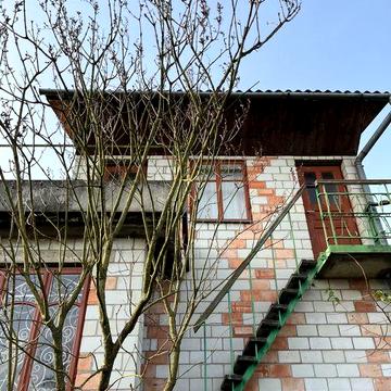 Дачний будинок з ділянкою