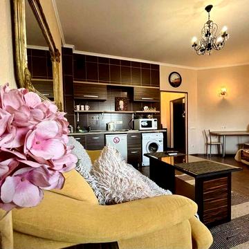 ПРОДАЖ великої квартири, розділеної на дві оремі по вул. Т. Кореня, 9