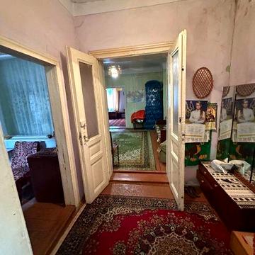 Продається 2-кімнатна квартира з власною прибудинковою територією