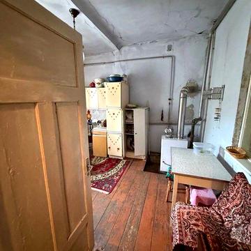 Продається 2-кімнатна квартира з власною прибудинковою територією