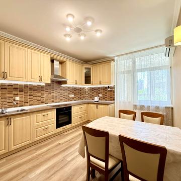 Анни Ахматової вул., 22