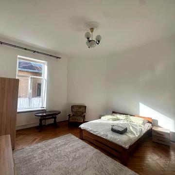 Гетьмана Петра Дорошенка вул. (), 42