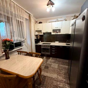 Продам евро 3к квартиру біля набережної Дніпра