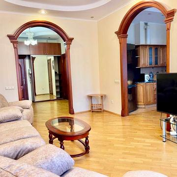 Лесі Українки бул. 23. Видова 2-кім, 75 м2. Гардероб. М.Печерська-5хв.