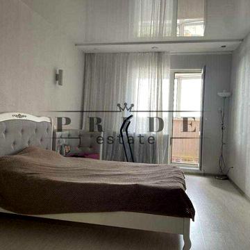 Простора квартира на Позняках, по вулиці Урлівська!