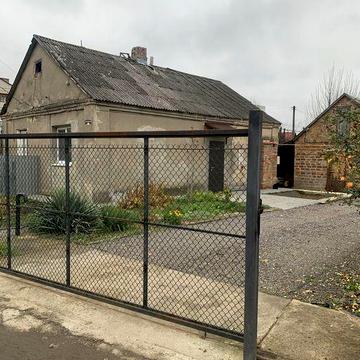 Частина будинку з власною ділянкою центр