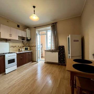 Новобудова.Тихий район,закритий двір.