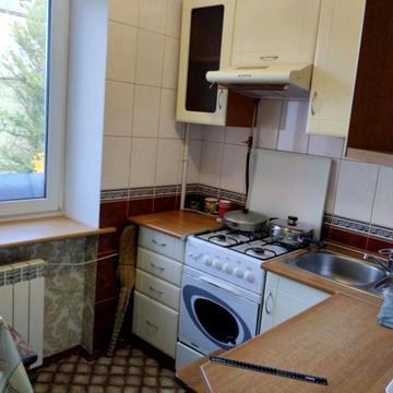 Будівельників вул., 8