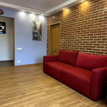 Юності вул., 3