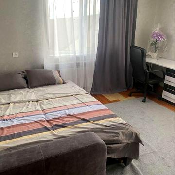 Здається 3 кімнатна квартира .