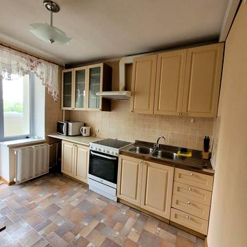 Стадіонна вул., 6