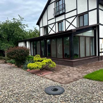 Богатирська вул., 10