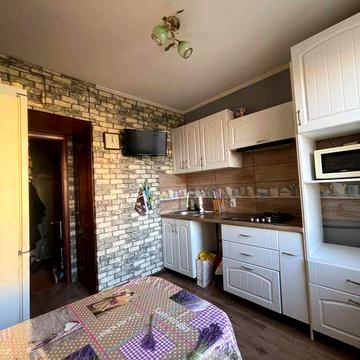 Трикімнатна. Пасічна. Середній поверх.