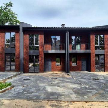 Таунхаус 100 кв.м. в Ірпені. Передні двориПоруч парки:Центр.і Незнайко