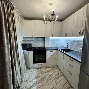 Срочно продам двухкомнатную квартиру с евроремонтом в центре