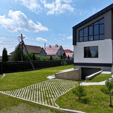 котедж з гаражем Щасливе