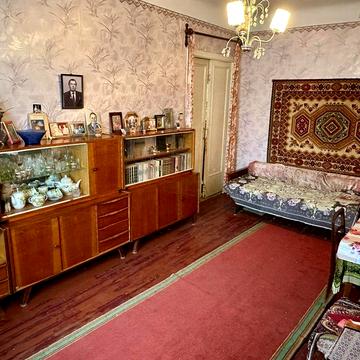 Трикімнатна мебльована сталінка по вул.Криворіжсталі. Червона