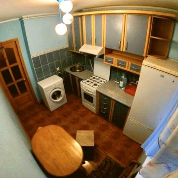 4кім квартира на Металургів на 1 поверсі