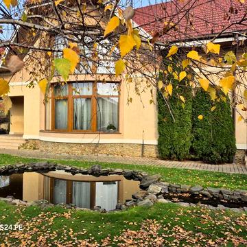 Продається просторий будинок з великою ділянкою.