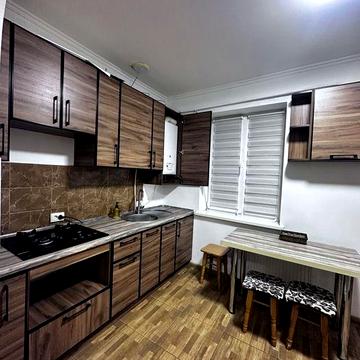 Власник. Здається квартира в центрі.