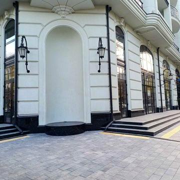 2 ком квартира в центре . Новый сданный дом бизнес класса.