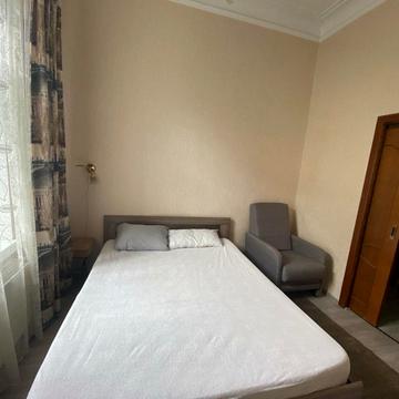 Набережно-Хрещатицька вул., 7-В