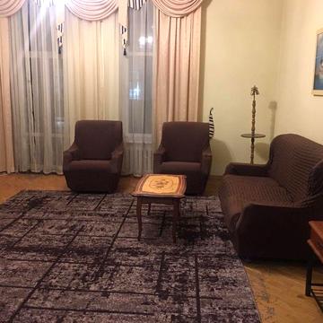 Продам 3 кімнатну квартиру 90 м.кв Центр, метро Театральна.