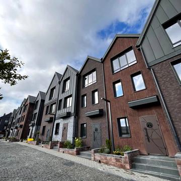 Молодіжна, 4