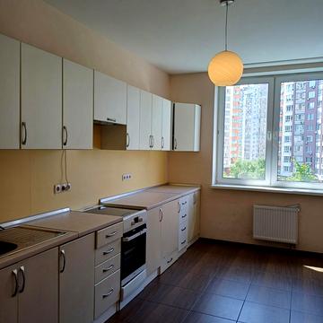 Анни Ахматової вул., 30