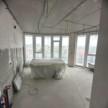 Двокімнатна з терасою біля моря в сучасному ЖК. Під чистовий ремонт.