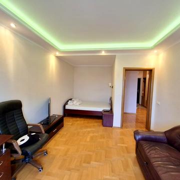 Валерія Лобановського просп. (Червонозоряний), 4-Б