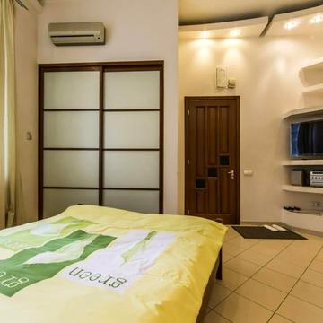 Богдана Хмельницького вул., 32