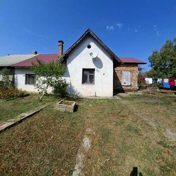 Продається напівособняк квартира.